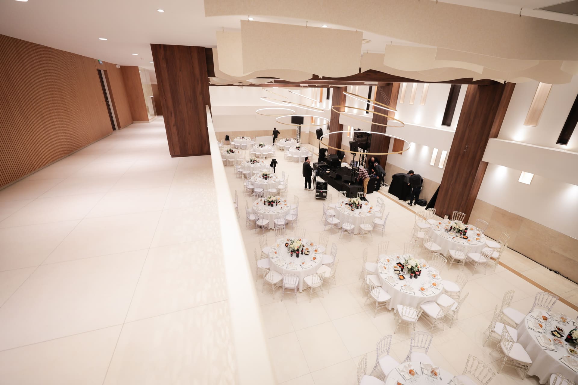 Mezzanine 120 m² — vue plongeante sur les salons